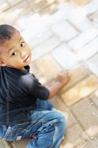 This kids, seem so focus on scratching the footpath with brickbat and chalk. When I ask Him, He told me "I'm trying to coloring the footpath Sir.. So, it will be different with others". Nice.. :)