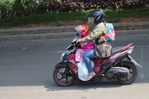 Every parents has their nature to taking care their beloved. Maybe it just a helmet, but it will make a BIG different this their future, known that their parents taking care of them everywhere, everythime. Salut to this riding mother!