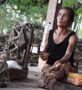 Beside the young talanted weaver, Seraya, East Bali has several Old Cotton Spinner that still contributing to their community.